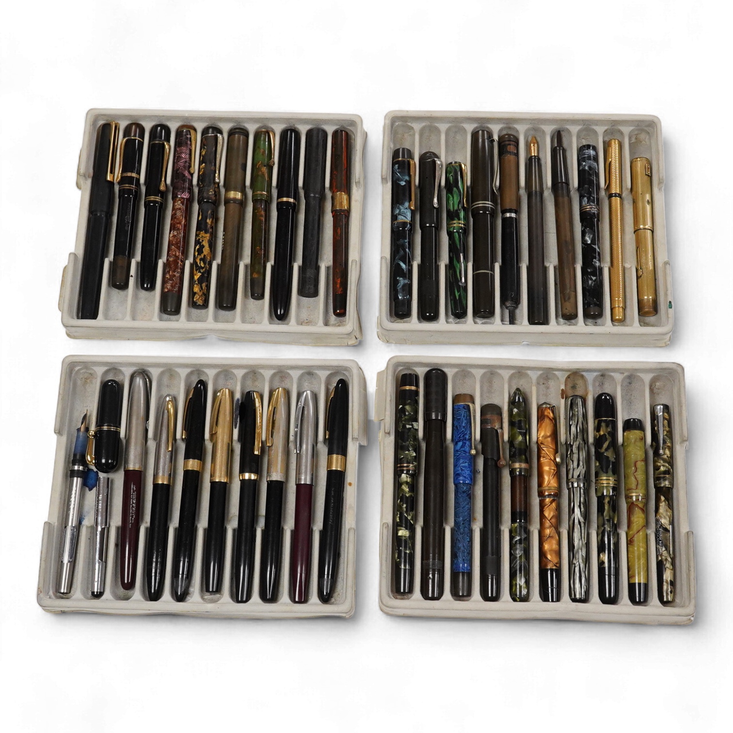 A collection of various fountain pens, various manufacturers (some incomplete, approx. 40)